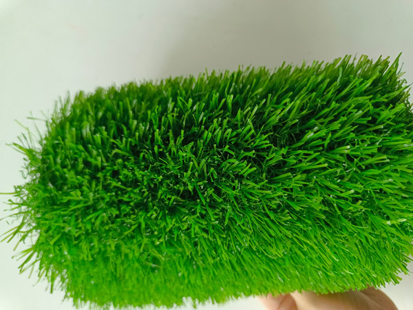 Herbe artificielle synthétique de gazon de pelouse de carrés de résistance aux UV des prix bon marché de haute qualité pour l'aménagement paysager
